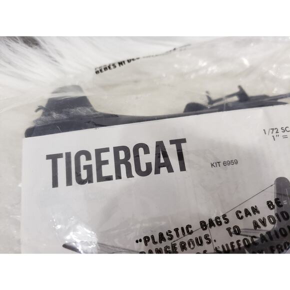 NEW SEALED BAG 1/72 SCALE U.S. NAVY F7F-3 GRUMMAN TIGERCAT MODEL KIT #6959 - Picture 2 of 3